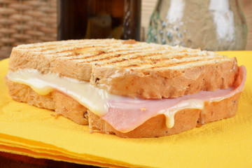 toast prosciutto  formaggio