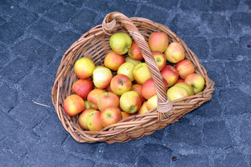 Korb mit Äpfeln