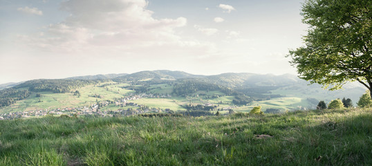 Fototapeta na wymiar Schöne Landschaft mit Tälern und Hügeln