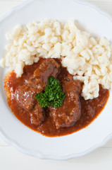 Gulasch mit Nockerl