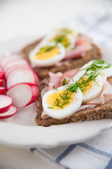 Vollkornbrot mit Schnittlauch und Ei