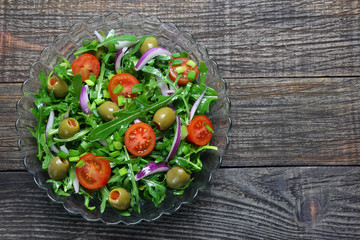Salad with arugula, tomato, onion and green olives