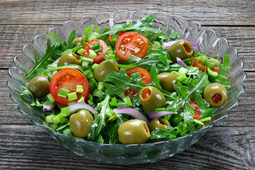 Salad with arugula, tomato, onion and green olives