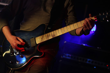 Obraz na płótnie Canvas Guitarist on the stage