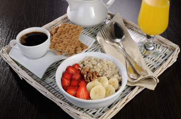 Oatmeal with strawberries and banana