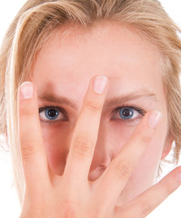 Hübsches Mädchen mit Hand vor Gesicht