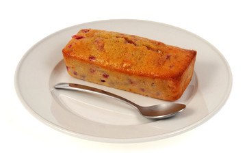Cake aux groseilles dans une assiette