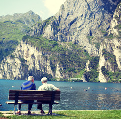 Zwei Rentner auf einer Bank am See