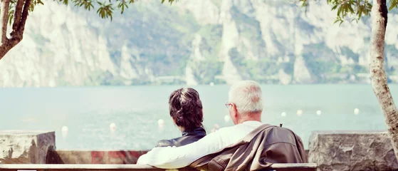 Foto op Aluminium Älteres Paar sitzt gemütlich am See © Kaesler Media