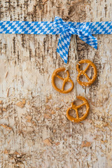 Hintergrund aus Rinde mit Brezeln