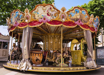 Karussell auf dem Hauptplatz (Piazza Santa Chiara) in Assisi