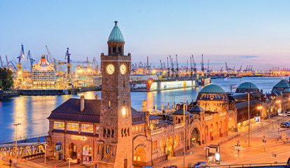 Hamburg Landungsbrücken am Abend © Marco2811