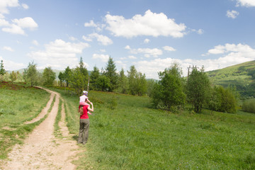 Fototapeta na wymiar Kobieta z dzieckiem na górskim szlaku, Bieszczady, Polska