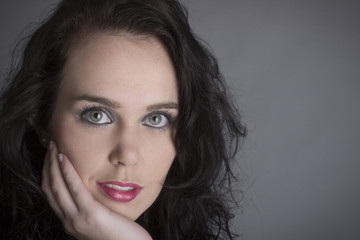 Naklejka premium Closup of brown hair green eyes model