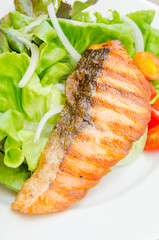 Grill salmon salad