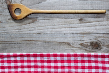 Kochlöffel auf Holzhintergrund