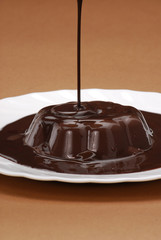 Pudding de chocolate con crema de chocolate,dulce de chocolate.