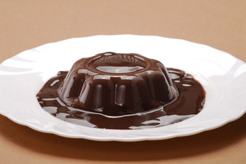 Pudding de chocolate con crema de chocolate,dulce de chocolate.