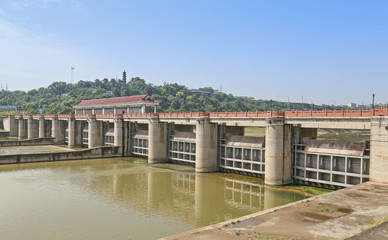 Naklejka premium dam in the city