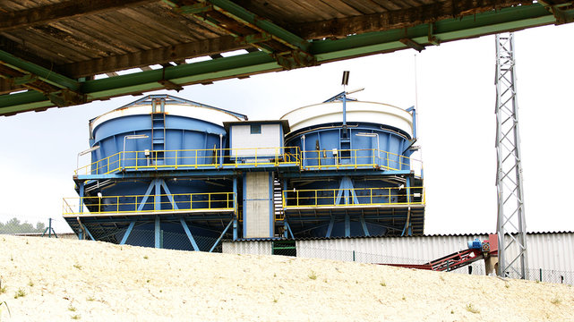 Silos en una cantera de &aacute;ridos