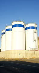 Silos en la zona industrial del puerto de Barcelona