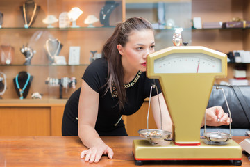 Weighing gold jewelry