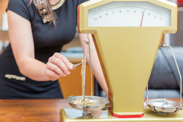 Weighing gold jewelry