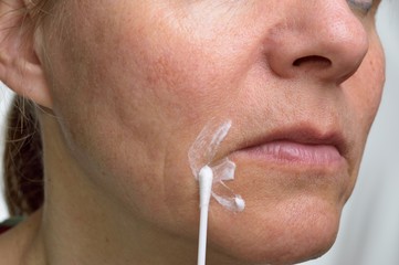 Faltencreme auftragen 02