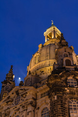 Fototapeta na wymiar Frauenkirche Drezno wieczorem w świetle księżyca