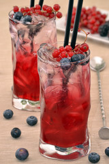 Coctel bebida alcohólica,frutas e ingredientes.licores