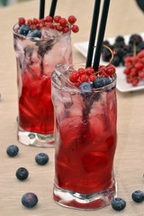 Coctel bebida alcohólica,frutas e ingredientes.licores