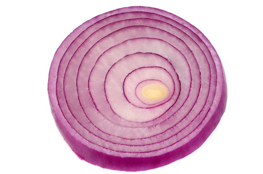 Une rondelle d'oignon rouge