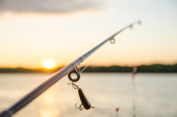 vissen op een meer voor zonsondergang