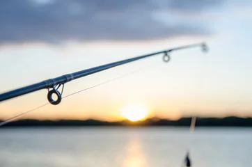 Papier Peint photo Pêcher pêcher sur un lac avant le coucher du soleil