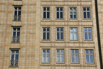 Fototapeta na wymiar Hochhausfassade stalinowskim stylu
