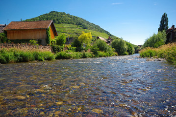Rivière Thur traversant Thann , Alsace (Fr)