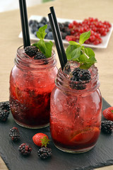 Coctel de mojito de frutas.Frutas de bosque.