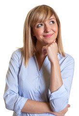 Frau mit dunklen Augen denkt nach