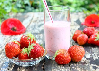 milchshake und erdbeeren