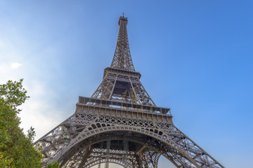 Fototapeta na wymiar Eiffel Tower in a sunny day