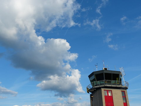 Tower und Kontrollturm der Flugsicherung des Segelflugplatz Oerlinghausen bei Bielefeld am Hermannsweg im Teutoburger Wald in Ostwestfalen-Lippe