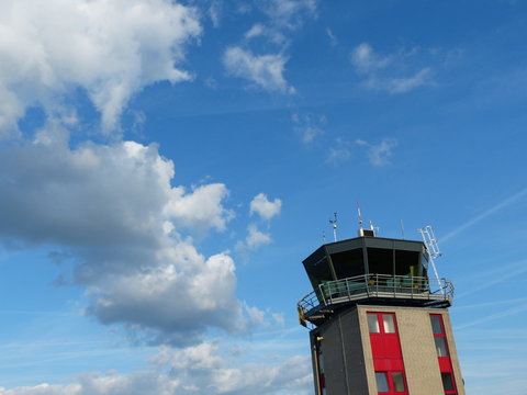 Der Kontrollturm und Tower vor blauem Himmel mit Wolkenam Luftsportzentrum am Segelflugplatz in Oerlinghausen bei Bielefeld am Hermannsweg im Teutoburger Wald in Ostwestfalen-Lippe