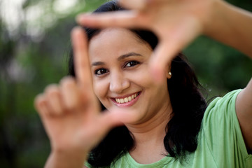 Naklejka premium Woman making frame with her hands