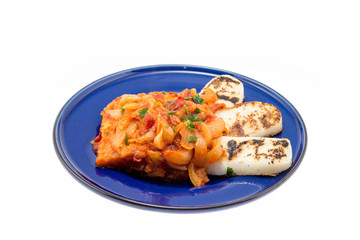 Baccalà in umido con cipolle e fette di polenta  abbrustolita