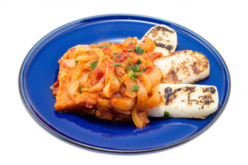 Baccalà in umido con cipolle e fette di polenta  abbrustolita