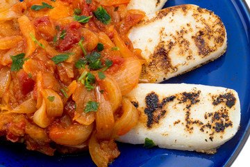 Baccalà in umido con cipolle e fette di polenta  abbrustolita