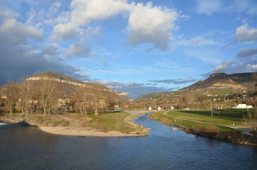 Vue générale de Millau et de la rivière du Tarn 