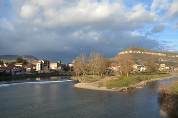 Fototapeta premium Vue générale de Millau et de la rivière du Tarn 
