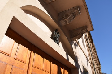 Appartement doté d'une niche et statuette 