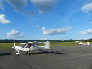 Sportflugzeug als Hochdecker in Weiß im Sommer bei Sonnenschein am Segelflugplatz in Oerlinghausen...
